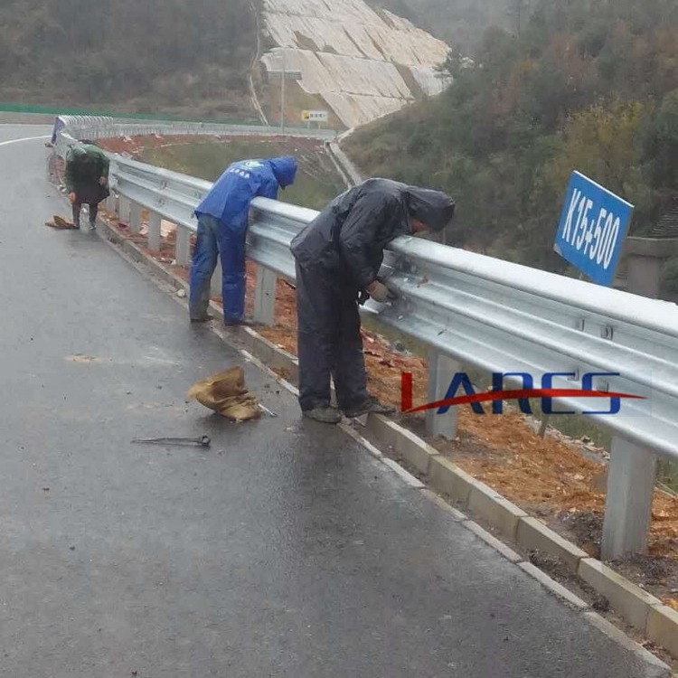 兰州道路波形护栏厂家 高速波形护栏厂家护栏板安装队