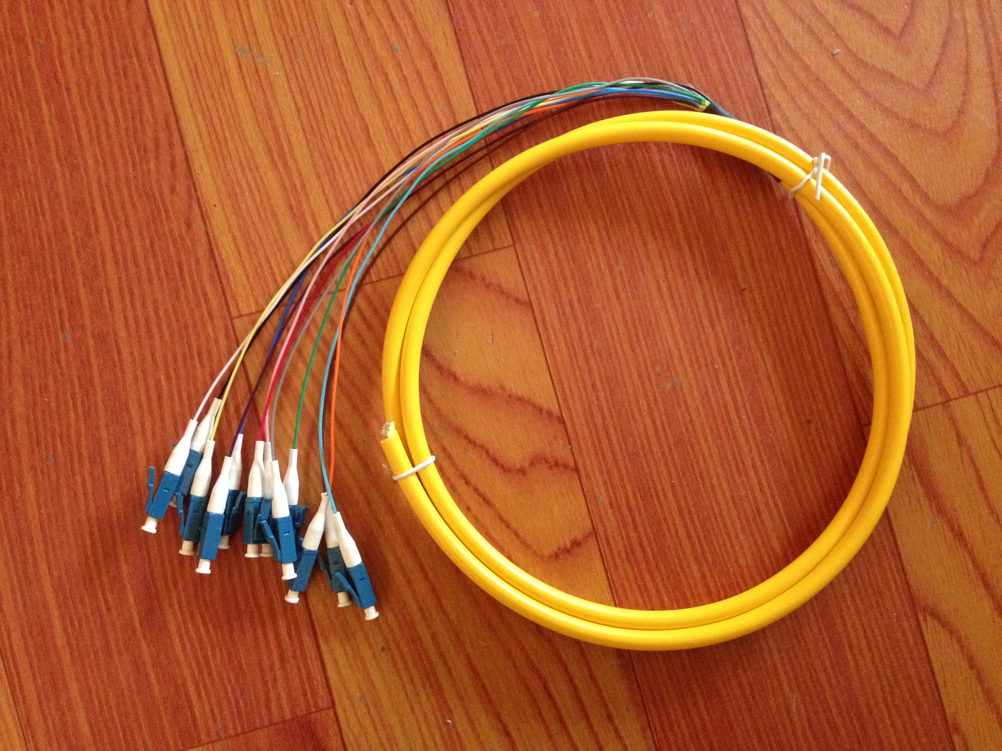 小方头lcapcupcpc12芯束状尾纤=适用于通信网络