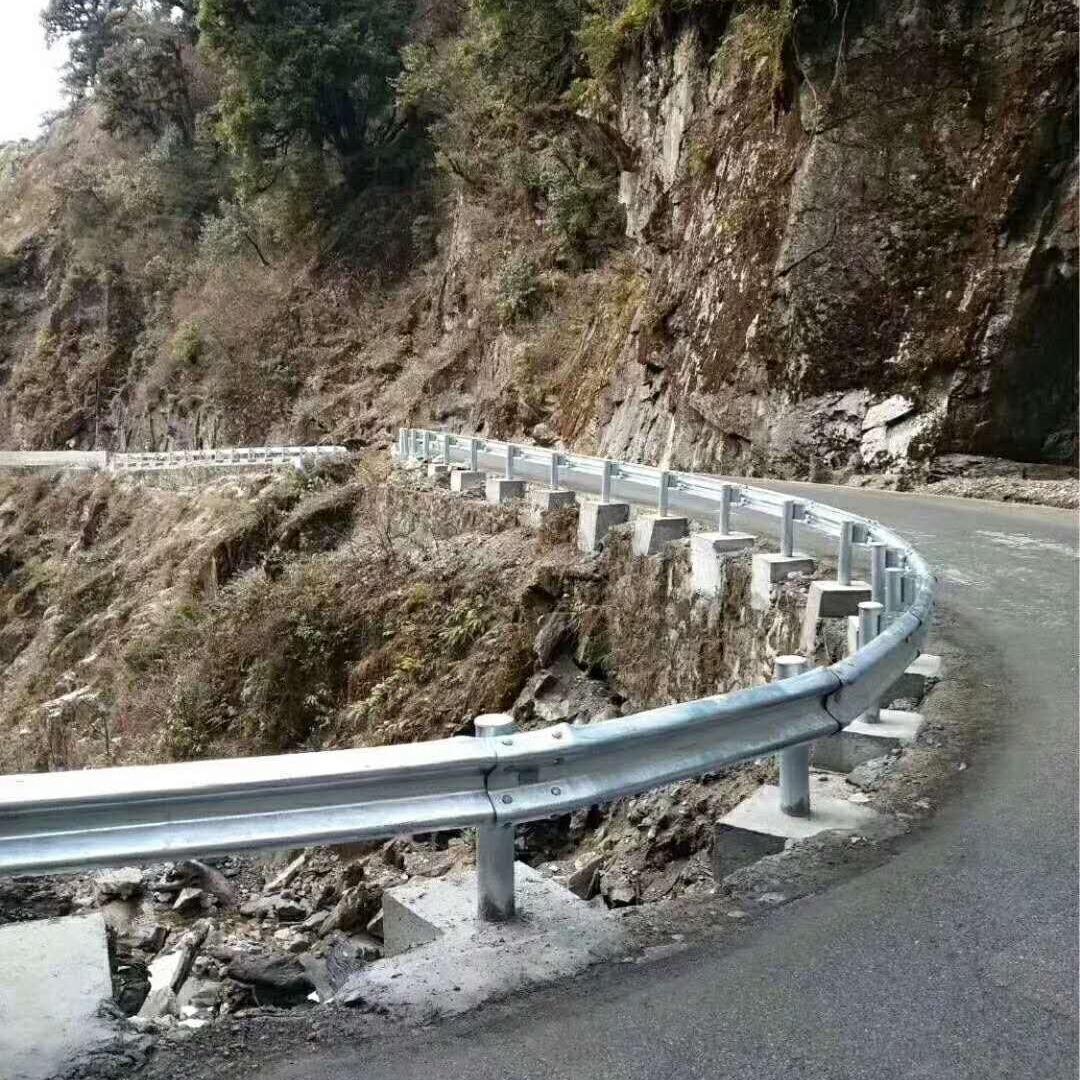 波形梁钢护栏板 高速公路防撞护栏板 乡村路山区防护栏 镀锌护栏板陕西西安汉中安康