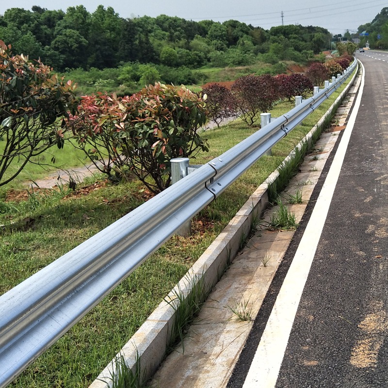 山西波形护栏厂家直销高速公路防撞波形护栏板锌钢喷塑波形护栏板