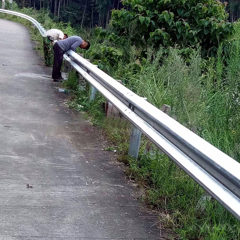 鍍鋅波形護欄板廠家 高速公路防撞護欄板價格 道路安全防護欄價格 可