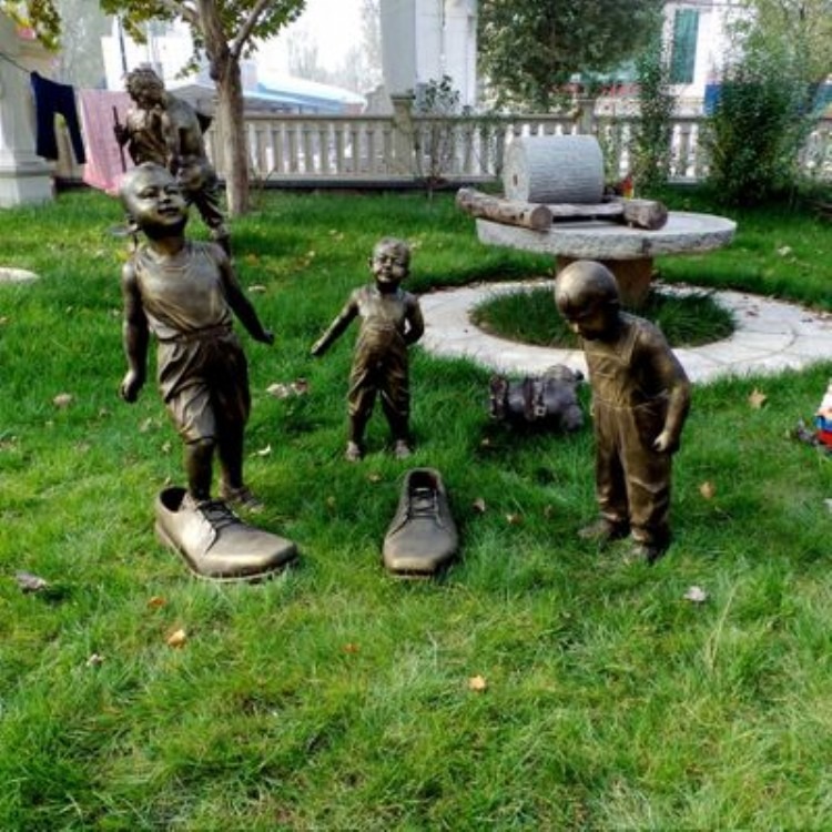 玻璃钢雕塑仿铜小孩玩耍穿大鞋工艺品景观雕塑人物摆件玻璃钢定制
