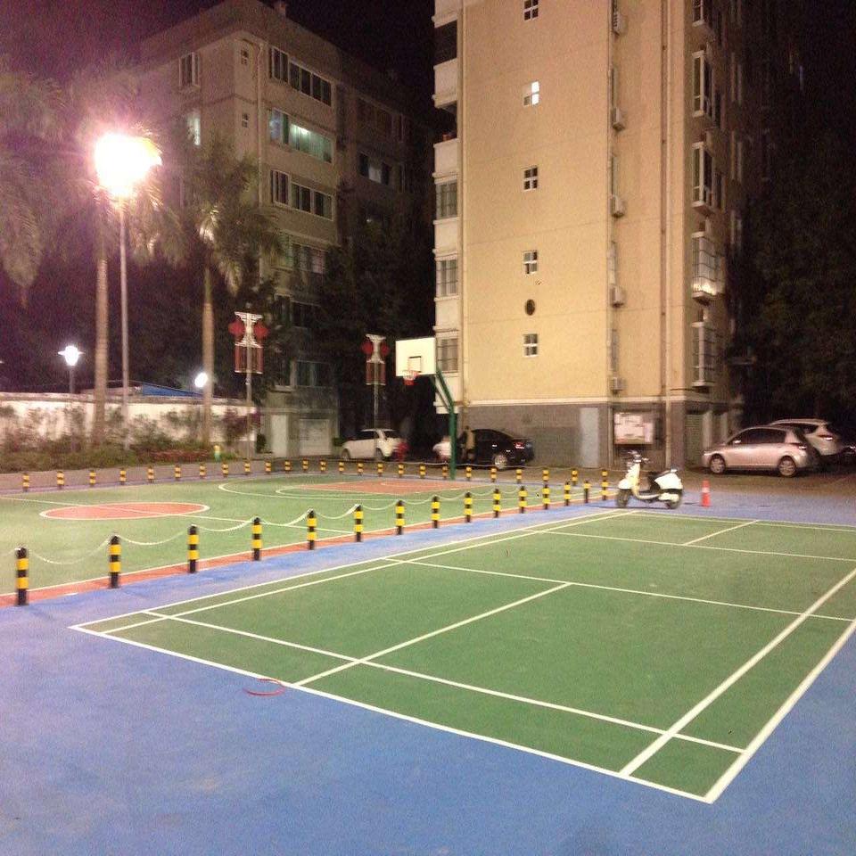 陆川县哪个公司做塑胶跑道便宜，篮球场地板胶涂料销售