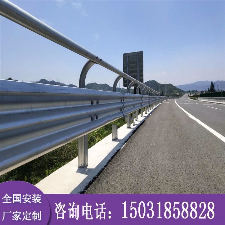 国标镀锌喷塑波形护栏板厂家高速公路护栏防撞波纹板农村道路驾校双波三波梁钢护栏板